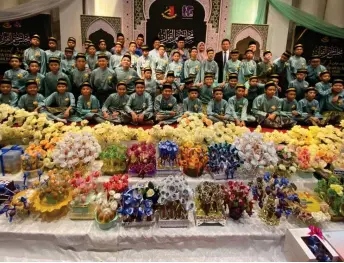  ?? — Photo from Sarawak Education Department ?? Idris (back row, centre) joins others in a group photo with the SK St Thomas pupls, during the ‘Karnival Insaniah’ in Kuching.