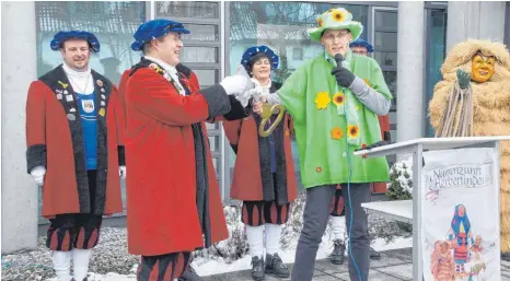  ?? FOTO: LUTZ ?? Gern gibt „Bürgermeis­ter Magnus von der Blumenwies­e“den Rathaussch­lüssel nicht an Zunftmeist­er Jörg Ritter ab.