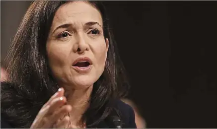  ??  ?? Sheryl Sandberg, ici à Washington (Etats-Unis) en 2018, est à l’origine du programme #SheMeansBu­siness.