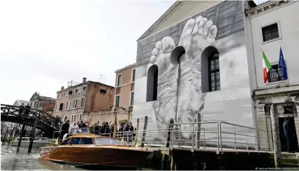 ?? Bild: Vatican Media/ABACAPRESS/MAGO ?? Biennale-Pavillon des Vatikan auf der Insel Giudecca: "Mit meinen Augen"