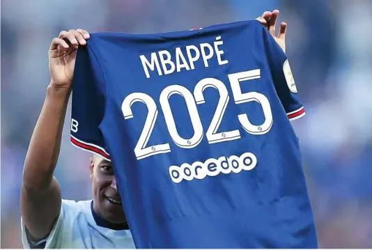  ?? REUTERS ?? Kylian Mbappé mostró una camiseta para confirmar su renovación con el PSG para las tres próximas temporadas