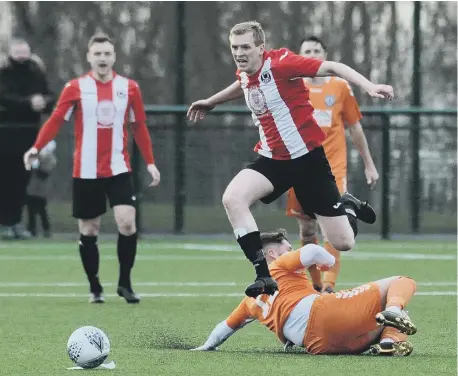  ?? ?? Sunderland West End in action against Heaton Stanningto­n during a recent game.