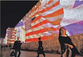  ?? FOTO: AFP ?? „Danke Präsident Trump“heißt es in dieser Projektion an einer Mauer der Jerusaleme­r Altstadt.