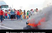  ??  ?? Mujeres y niños en la protesta.