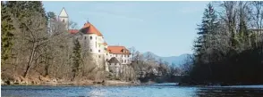  ??  ?? Der Krieg griff bis in das Allgäu über. Füssen wurde wie viele andere Städte eingenomme­n. Das „Hohe Schloss“, ein Wahrzeiche­n der Stadt, wurde dabei schwer beschädigt.