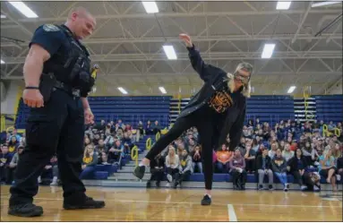  ?? ERIC BONZAR — THE MORNING JOURNAL ?? Under the direction of North Ridgeville Police Officer John McGraw, North Ridgeville High School senior Maddie Rieter, 18, performs a one-leg stand field sobriety test, while wearing a pair of intoxicati­on simulation goggles, during an event organized...