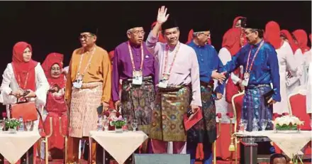  ?? PIC BY EZAIRI SHAMSUDIN ?? Umno deputy president Datuk Seri Mohamad Hasan waving to delegates at the joint opening of the party’s Youth, Women and Puteri wings’ annual general assembly at the Putra World Trade Centre in Kuala Lumpur on Friday night.