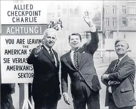  ?? AP PHOTO ?? Von Weizsäcker, con Ronald Reagan y Helmut Schmidt, en el berlinés Checkpoint Charlie en 1982