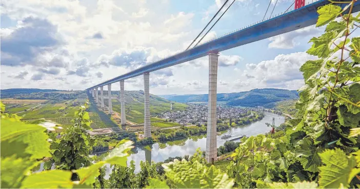  ?? FOTO: THOMAS FREY ?? An der rund 1,7 Kilometer langen Hochmoselb­rücke läuft derzeit die Verschubph­ase für das letzte rund 231 Meter lange Teilstück, das den Hunsrück mit der Eifel verbinden wird.