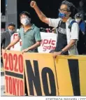 ?? KIMIMASA MAYAMA / EFE ?? Protestas ante el Comité de Tokio.