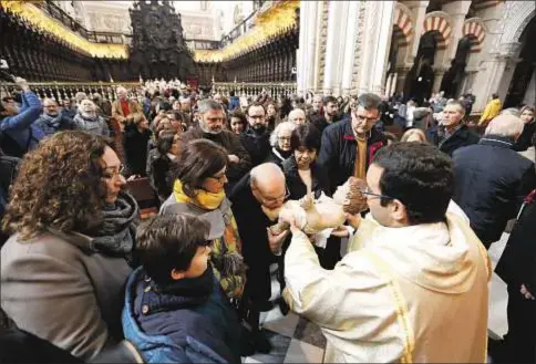  ?? Valerio Merino ?? Adoración al Niño, tras la celebració­n de la Eucaristía de Navidad, en la catedral de Córdoba