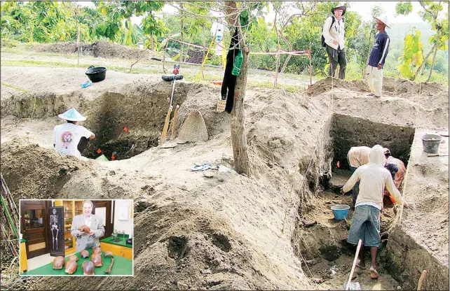  ??  ?? This 2010 photo provided by Russell L. Ciochon shows excavation­s for Homo erectus fossils at Ngandong, Java, Indonesia. In a report released on Dec 18, 2019 by the journal Nature, scientists conclude the remains are between 108,000 and 117,000 years old. Homo erectus is generally considered an ancestor of our species. (Inset): In this 2019 photo provided by the University of Iowa, Professor Russell Ciochon holds a cast of a Homo
erectus skull at his lab in Iowa City. (AP)