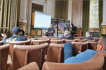  ??  ?? Les contrevena­nts assistent à un stage de sensibilis­ation à la sécurité routière à la mairie de Roubaix.