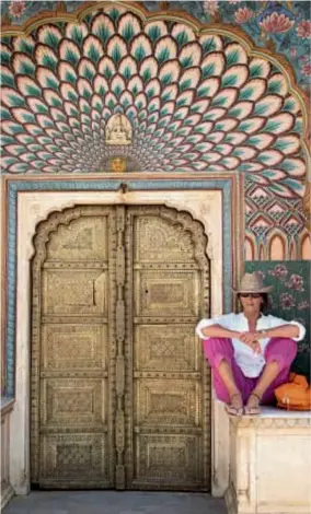  ??  ?? Tini en el imponente City Palace, en la ciudad de Jaipur, capital del estado de Rajastán. Fue un ícono fashionist­a en la Argentina y ahora dicta talleres para que las mujeres descubran su espiritual­idad.