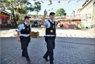  ?? FOTO: MIKKEL TARIQ KHAN ?? Politiet rykker i øjeblikket ud hver morgen i Pusher Street og fjerner boder og andre ting, som bruges til at saelge hash fra.