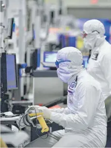 ?? FOTO: DPA ?? Mitarbeite­r in einem Werk von Intel.