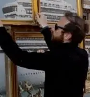  ??  ?? Il giovane Alto, bruno, viso allungato con folta barba e occhiali scuri. È Banksy la persona che sistema i quadri che ha rivendicat­o come suoi?