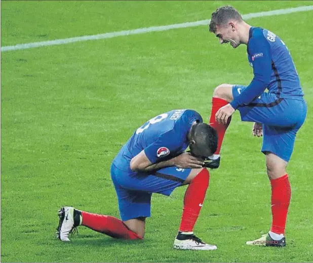  ??  ?? Payet besa la bota de Griezmann después del 4-0, obra del jugador del Atlético