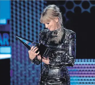  ?? MATT SAYLES INVISION/THE ASSOCIATED PRESS ?? Taylor Swift accepts the award for artist of the year at the American Music Awards on Tuesday.