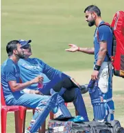  ?? — PTI ?? K.L. Rahul, Ravi Shastri and Virat Kohli are in an animated conversati­on.