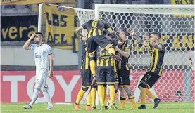  ?? AP ?? Segundo. Celebra Peñarol, sufre Villagra. Fue de Acosta, en contra.