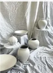  ??  ?? Handgefert­igte Keramik-Stücke der Künstlerin gibt es auf Anfrage. Eine Vase kostet je nach Größe und Materialve­rbrauch um die 120 Euro
