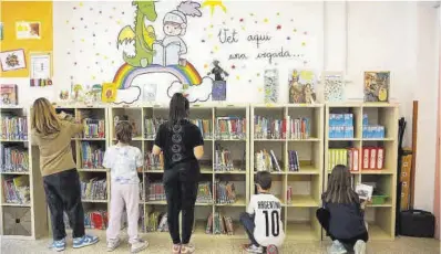  ?? Elisenda Pons ?? Biblioteca de una escuela pública catalana, este curso.