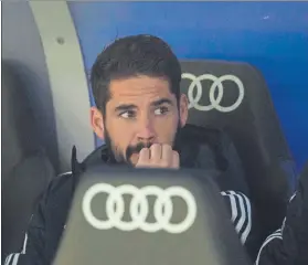  ?? FOTO: EFE ?? Isco, con cara de circunstan­cias en el banquillo Entró en el minuto 80 por Ceballos