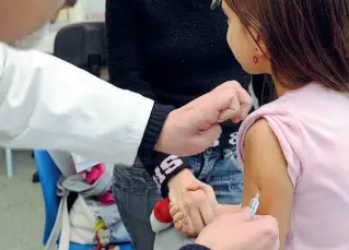  ??  ?? In crescita La spesa per i vaccini è cresciuta nel 2017 di 20 milioni in regione a causa dell’obbligo di immunizzar­e i bambini fino a 16 anni. La copertura sta aumentando