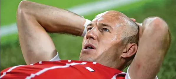  ?? Foto: Pressefoto Baader ?? Es hätte das Spiel des Arjen Robben werden können. Sein hauptsächl­icher Gegenspiel­er Marcelo sieht die Verteidigu­ng eher als lässliche Pflicht an. Doch statt die Abwehr Madrids auf ihre Durchlässi­gkeit zu überprüfen, musste Robben nach acht Minuten das...