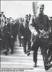  ??  ?? ENVER HOXHA, GJATE PARADES SE ÇLIRIMIT ME 28 NENTOR 1944, NE TIRANE