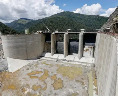  ?? FOTO ?? Cuando el nivel del embalse alcance los 401 metros sobre el nivel del mar (ayer estaba en 388,15) el agua empezará a salir por la primera compuerta (izquierda) del vertedero.