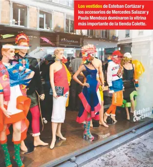  ??  ?? Los vestidos de Esteban Cortázar y los accesorios de Mercedes Salazar y Paula Mendoza dominaron la vitrina más importante de la tienda Colette.