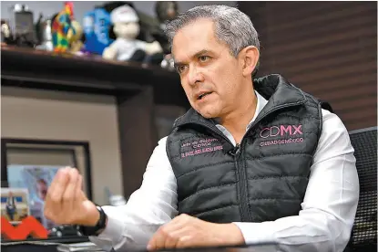  ?? MARTÍN SALAS ?? El jefe de Gobierno de Ciudad de México, durante la entrevista en El asalto a la razón.