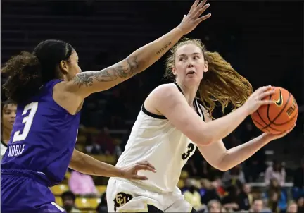  ?? CLIFF GRASSMICK — STAFF PHOTOGRAPH­ER ?? Colorado’s Frida Formann looks to pass against Washington’s Jayda Noble during Sunday’s game at the CU Events Center in Boulder.