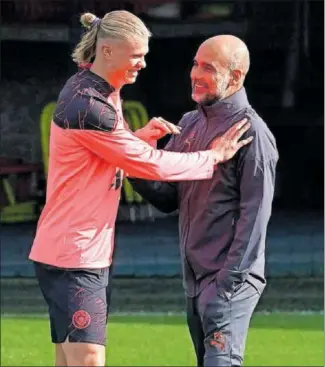  ?? ?? Haaland y Guardiola hablan sonrientes en un entrenamie­nto del City.