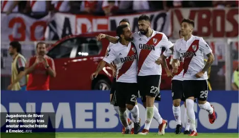  ?? /EFE ?? Jugadores de River Plate en festejo tras anotar anoche frente a Emelec.