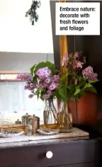  ??  ?? Embrace nature: decorate with fresh flowers and foliage