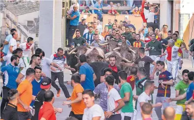  ?? JORDI JUAREZ ?? ▶▶ Los encierros de toros cerriles de la Fira d’Onda atraen cada edición a miles de aficionado­s de toda España.
