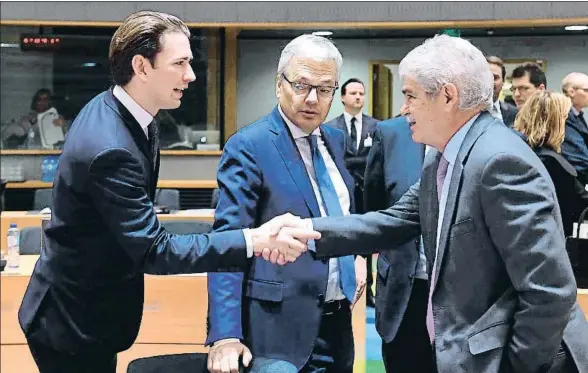  ?? EMMANUEL DUNAND / AFP ?? El ministro de Exteriores español, Alfonso Dastis, saluda a su homólogo austríaco, Sebastian Kurz, en presencia del belga Didier Reynders