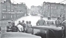  ?? CONTRIBUTE­D PHOTO ?? A crowd on Main Street looks at the floodwater­s in downtown in 1917.