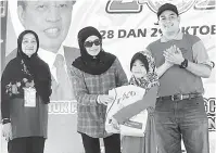  ??  ?? TAHNIAH: Dayang Madinah menyampaik­an hadiah kepada para pemenang pada Jualan Garaj 2017 di Kuching, semalam.