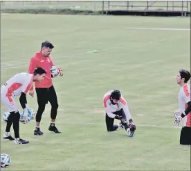  ?? XCA ?? Josué Méndez (I), Hamilton Piedra y Eduardo Jiménez tuvieron el primer contacto en cancha con el profesor Rodrigo Drago, en el Complejo del Cuenca FC, en Victoria del Portete.