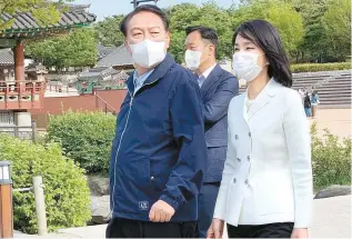  ?? Yonhap ?? President Yoon Suk-yeol and first lady Kim Keon-hee take a stroll through Namsangol Hanok Village in Seoul, Saturday. It was their first weekend since Yoon’s May 10 inaugurati­on.