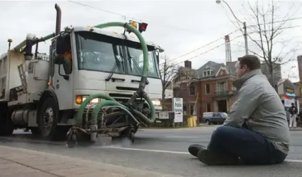  ?? CARLOS OSORIO/TORONTO STAR ?? Steve Fisher blocks workers removing the Jarvis St. bike lanes on Monday. He says he was hit twice by cars before the lanes were installed.