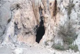  ??  ?? Die Höhle Mossén Francés liegt mitten in einem Felsklotz.