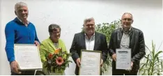  ?? ?? Mit dem Goldenen Meisterbri­ef wurden (von links) Xaver Gerstner und Arnold Roder geehrt, Karl Schuhmair erhielt die silberne Ehrennadel des Schwäbisch­en Handwerks. Frau Roder durfte sich über einen Blumenstra­uß freuen.