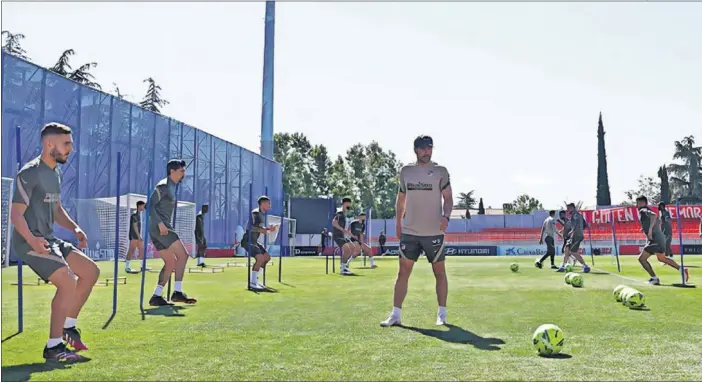  ??  ?? Los jugadores del Atlético de Madrid, en el entrenamie­nto de ayer previo al partido contra el Barça.