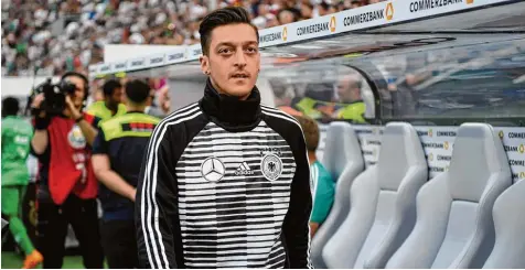  ?? Foto: Federico Gambarini, dpa ?? Nimmt er am Sonntag den Weg zur Bank oder den aufs Spielfeld? Mesut Özil hat Konkurrenz im deutschen Aufgebot bekommen.