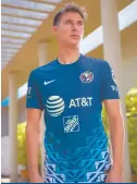  ??  ?? Presenta América camiseta de visita